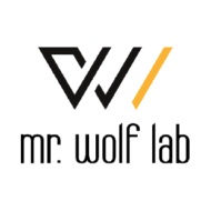 logo dell'agenzia pubblicitaria di fonte nuova Mr. Wolf Lab. Doppia v stilizzata in colore nero con linea obbliqua color senape e testo sottostante